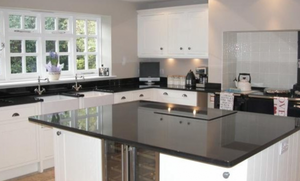 Dapur dengan meja dapur granit hitam